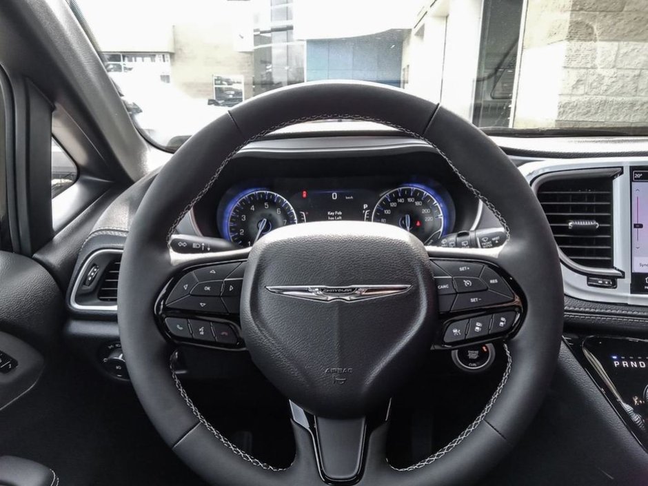 2024 Chrysler Pacifica TOURING L IN DIAMOND BLACK EQUIPPED WITH A 3.6L V6 , 9SPD AUTO , FWD , SUNROOF , 20INCH RIMS , S APPEARANCE PCKG , LEATHERETTE H-13