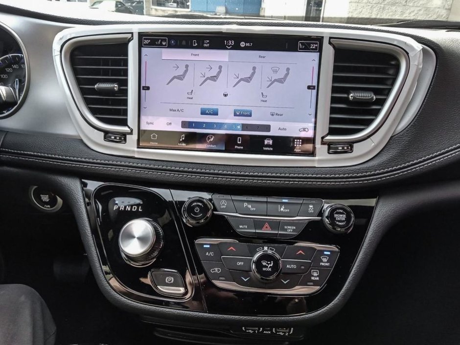 2024 Chrysler Pacifica TOURING L IN DIAMOND BLACK EQUIPPED WITH A 3.6L V6 , 9SPD AUTO , FWD , SUNROOF , 20INCH RIMS , S APPEARANCE PCKG , LEATHERETTE H-18