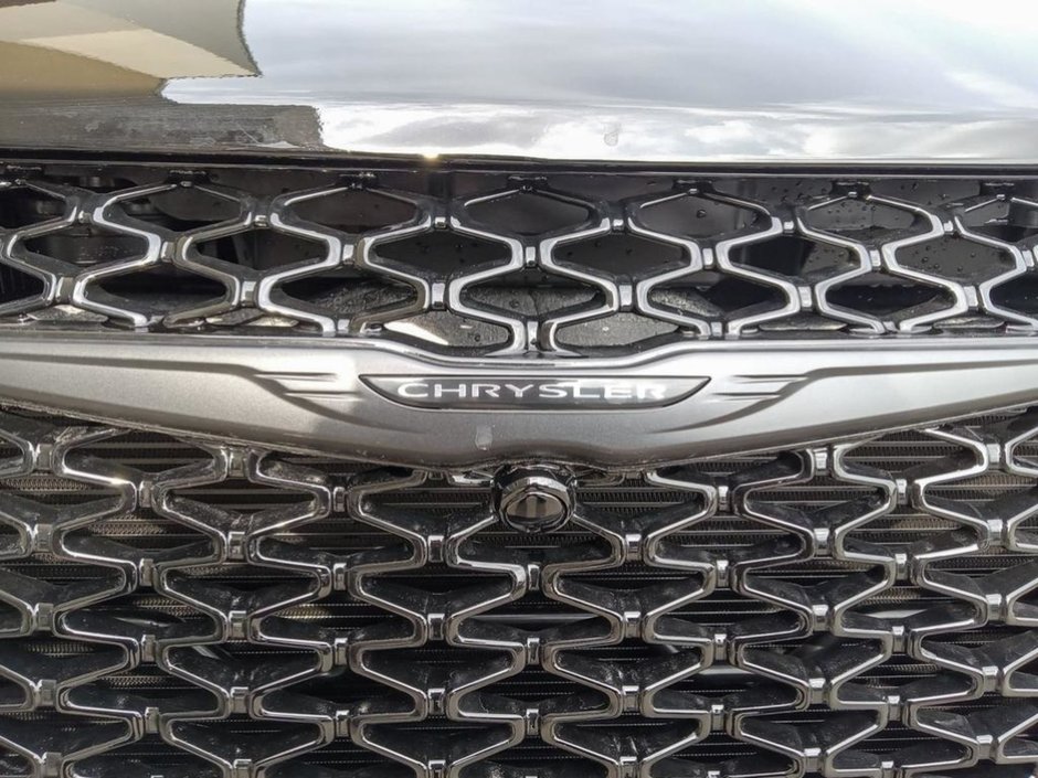 2024 Chrysler Pacifica TOURING L IN DIAMOND BLACK EQUIPPED WITH A 3.6L V6 , 9SPD AUTO , FWD , SUNROOF , 20INCH RIMS , S APPEARANCE PCKG , LEATHERETTE H-8