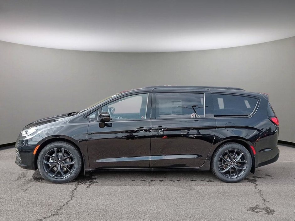 2024 Chrysler Pacifica TOURING L IN DIAMOND BLACK EQUIPPED WITH A 3.6L V6 , 9SPD AUTO , FWD , SUNROOF , 20INCH RIMS , S APPEARANCE PCKG , LEATHERETTE H-2