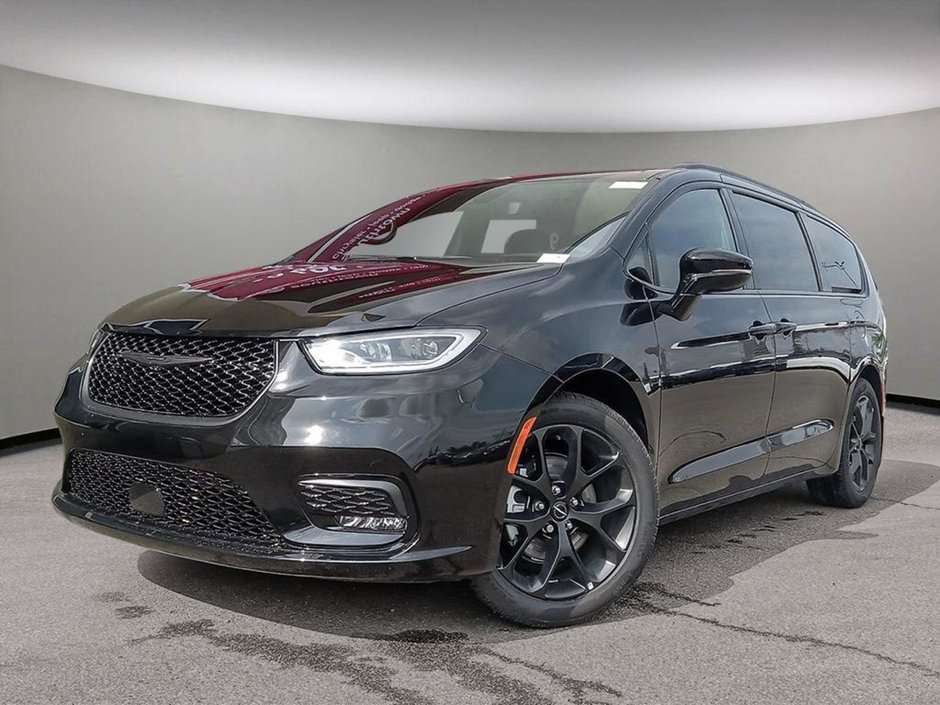 2024 Chrysler Pacifica TOURING L IN DIAMOND BLACK EQUIPPED WITH A 3.6L V6 , 9SPD AUTO , FWD , SUNROOF , 20INCH RIMS , S APPEARANCE PCKG , LEATHERETTE H-0