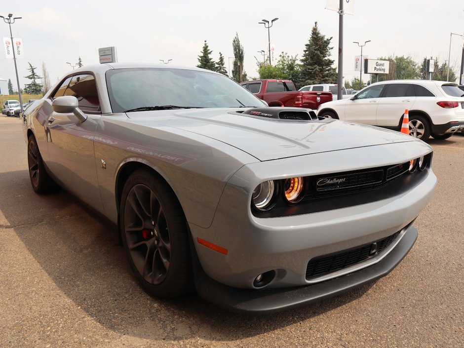 2022 Dodge Challenger SCAT PACK 392 SHAKER IN SMOKE SHOW GREY EQUIPEPD WITH A 6.4L SRT HEMI V8 , RWD , 8SPD TF AUTO , NAPPA LEATHER/ALCANTARA HEATED/V-11