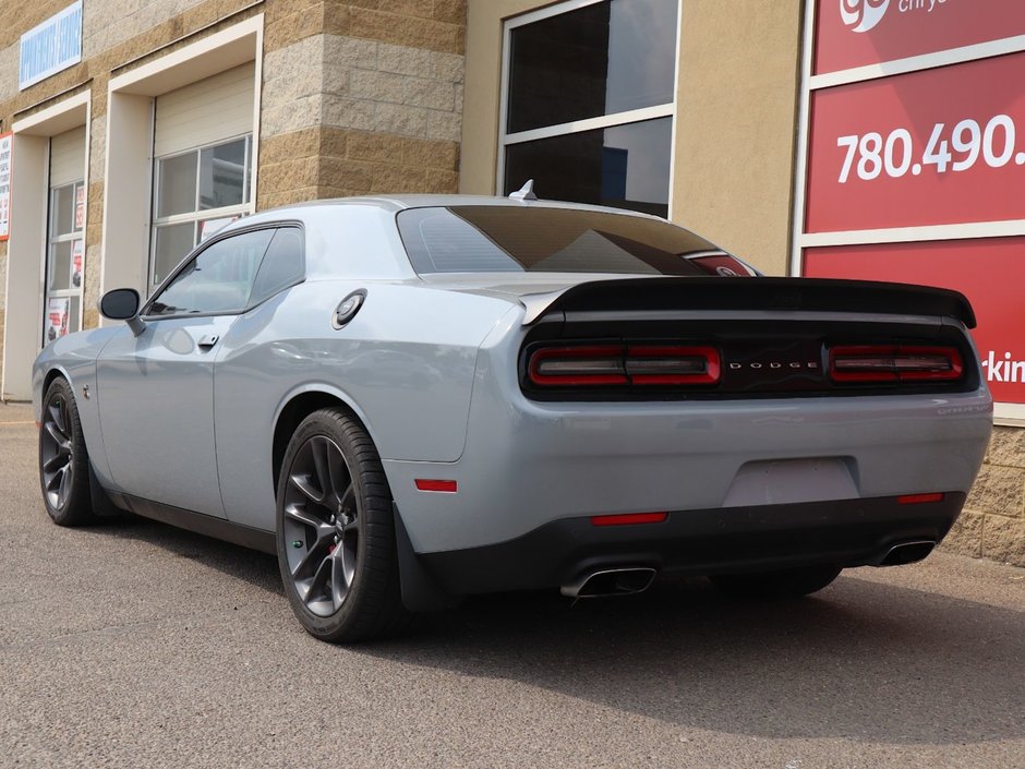 2022 Dodge Challenger SCAT PACK 392 SHAKER IN SMOKE SHOW GREY EQUIPEPD WITH A 6.4L SRT HEMI V8 , RWD , 8SPD TF AUTO , NAPPA LEATHER/ALCANTARA HEATED/V-8