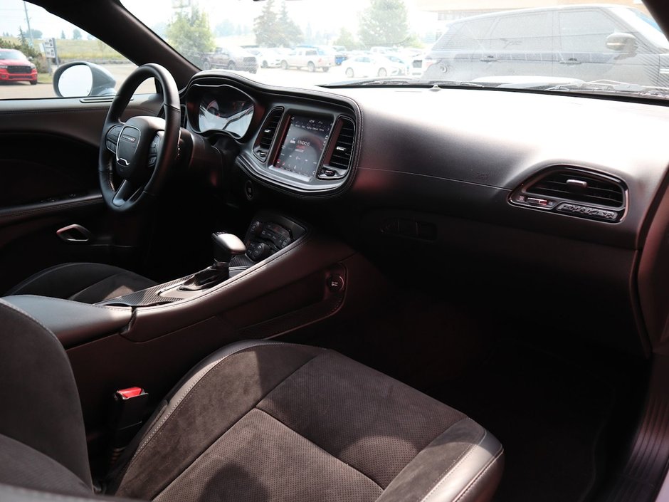 2022 Dodge Challenger SCAT PACK 392 SHAKER IN SMOKE SHOW GREY EQUIPEPD WITH A 6.4L SRT HEMI V8 , RWD , 8SPD TF AUTO , NAPPA LEATHER/ALCANTARA HEATED/V-21