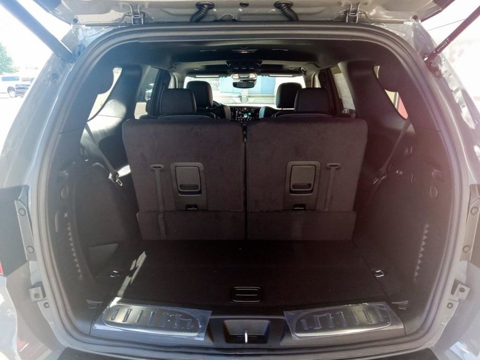 2024 Dodge Durango SRT 392 ALCHEMI IN DESTROYER GREY EQUIPPED WITH A 6.4L HEMI V8 , 4X4 , 8SPD TF AUTO , LEATHER/SUEDE SEATS W/YELLOW STITCH , SUNR-11