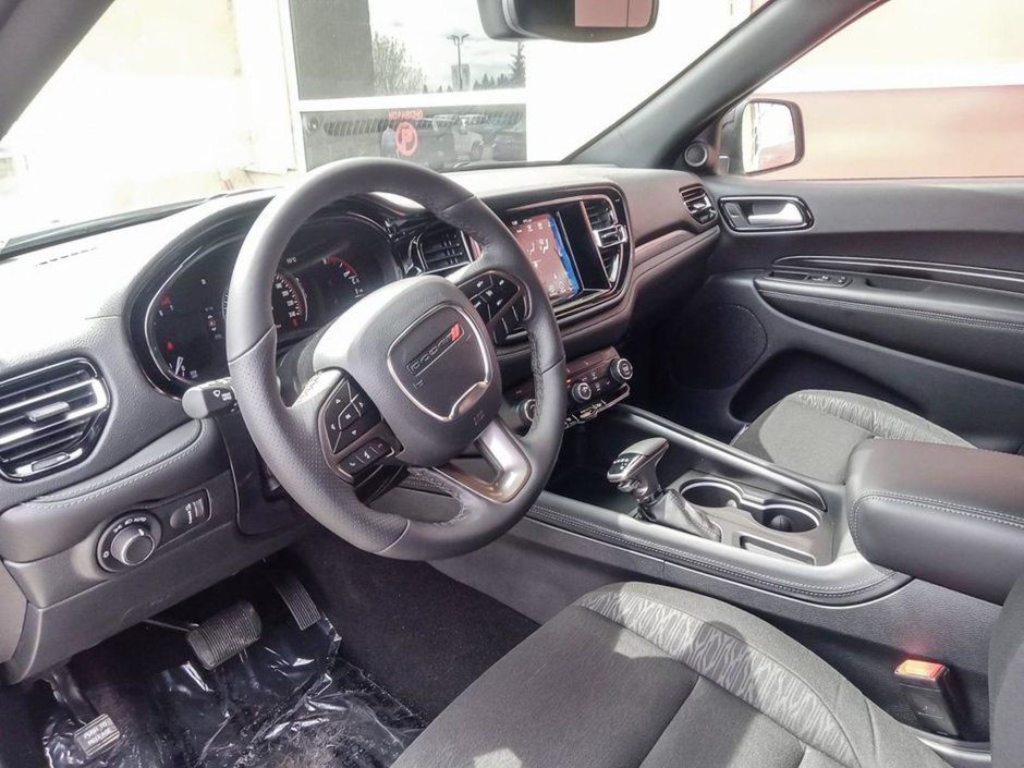 2024 Dodge Durango SXT IN WHITE KNUCKLE EQUIPPED WITH A 3.6L V6 , AWD , 8SPD AUTO , CLOTH HEATED SEATS + SW , 3RD ROW SEATING GROUP , BACKUP CAM ,-12