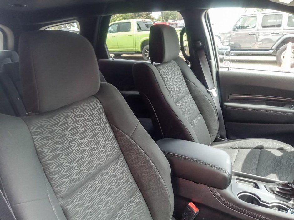 2024 Dodge Durango SXT IN WHITE KNUCKLE EQUIPPED WITH A 3.6L V6 , AWD , 8SPD AUTO , CLOTH HEATED SEATS + SW , 3RD ROW SEATING GROUP , BACKUP CAM ,-21