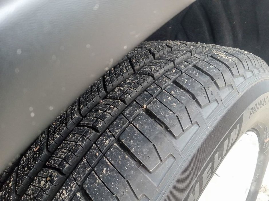 2024 Dodge Durango SXT IN WHITE KNUCKLE EQUIPPED WITH A 3.6L V6 , AWD , 8SPD AUTO , CLOTH HEATED SEATS + SW , 3RD ROW SEATING GROUP , BACKUP CAM ,-9