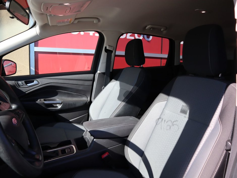 2019 Ford Escape SE IN BLACK EQUIPPED WITH A FUEL EFFICIENT 1.5L TURBO I4 , 4X4 , 6SPD AUTO , HEATED CLOTH BUCKET SEATS , AC , CRUISE , BACKUP CA-16