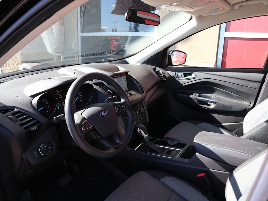 2019 Ford Escape SE IN BLACK EQUIPPED WITH A FUEL EFFICIENT 1.5L TURBO I4 , 4X4 , 6SPD AUTO , HEATED CLOTH BUCKET SEATS , AC , CRUISE , BACKUP CA-14
