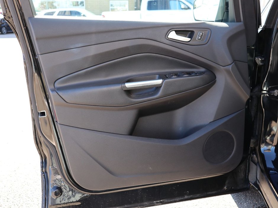 2019 Ford Escape SE IN BLACK EQUIPPED WITH A FUEL EFFICIENT 1.5L TURBO I4 , 4X4 , 6SPD AUTO , HEATED CLOTH BUCKET SEATS , AC , CRUISE , BACKUP CA-15