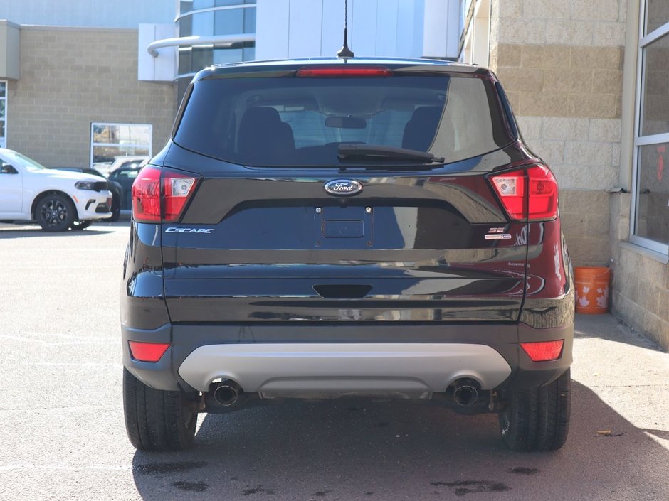 2019 Ford Escape SE IN BLACK EQUIPPED WITH A FUEL EFFICIENT 1.5L TURBO I4 , 4X4 , 6SPD AUTO , HEATED CLOTH BUCKET SEATS , AC , CRUISE , BACKUP CA-8