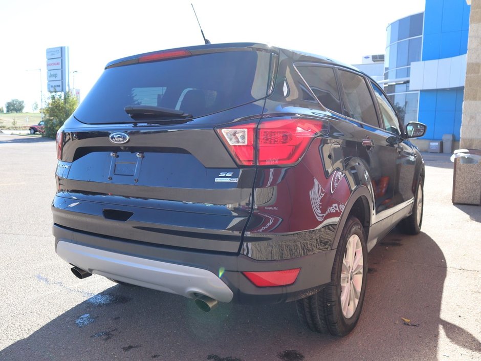 2019 Ford Escape SE IN BLACK EQUIPPED WITH A FUEL EFFICIENT 1.5L TURBO I4 , 4X4 , 6SPD AUTO , HEATED CLOTH BUCKET SEATS , AC , CRUISE , BACKUP CA-9