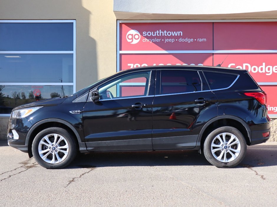 2019 Ford Escape SE IN BLACK EQUIPPED WITH A FUEL EFFICIENT 1.5L TURBO I4 , 4X4 , 6SPD AUTO , HEATED CLOTH BUCKET SEATS , AC , CRUISE , BACKUP CA-6