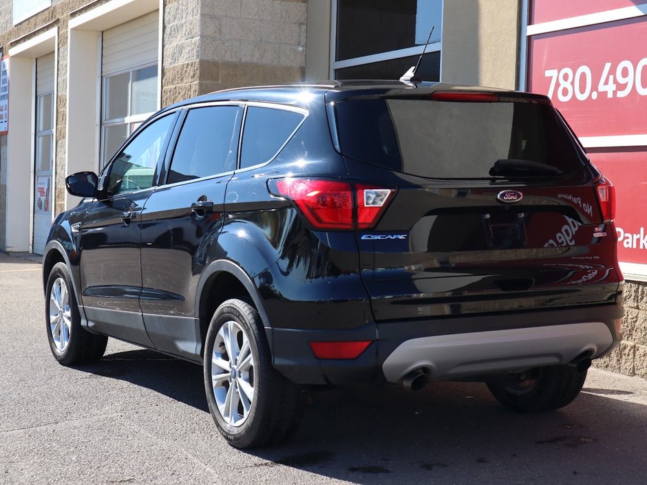 2019 Ford Escape SE IN BLACK EQUIPPED WITH A FUEL EFFICIENT 1.5L TURBO I4 , 4X4 , 6SPD AUTO , HEATED CLOTH BUCKET SEATS , AC , CRUISE , BACKUP CA-7