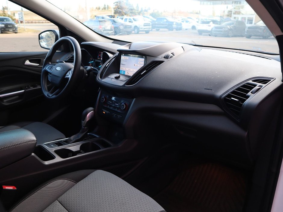 2019 Ford Escape SE IN WHITE EQUIPPED WITH A 1.5L TURBO I4 , 4X4 , 6SPD AUTO , CLOTH HEATED SEATS , DUAL ZONE AC , CRUISE , BACKUP CAM , SW CONTR-19