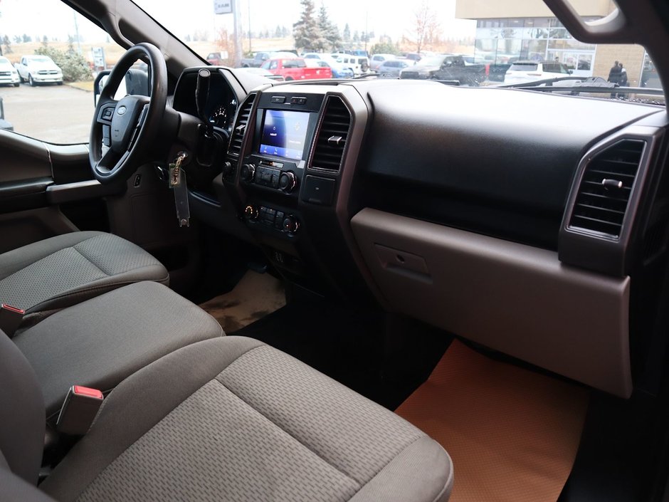 2020 Ford F-150 XLT IN GREY EQUIPPED WITH A 2.7L ECOBBOST V6 , 4X4 , 10SPD AUTO , CRUISE , BACKUP CAM , HD SHOCKS , PWR DRIVER SEAT , REMOTE STA-19