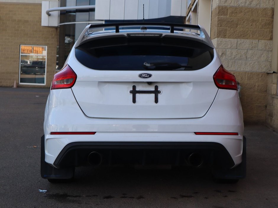 2016 Ford Focus RS IN WHITE EQUIPPED WITH A 350HP 2.3L TURBO I4 , AWD , 6SPD MANUAL , SPORT RIMS , HEATED RECARO BUCKET SEATS , SPORT EXHAUST ,-8