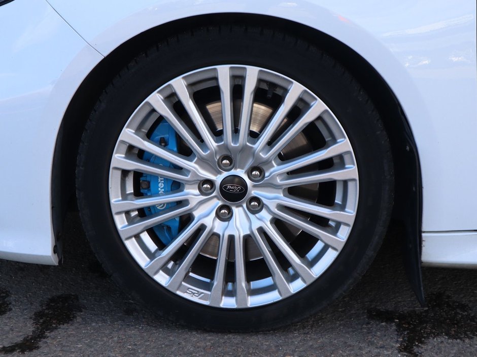 2016 Ford Focus RS IN WHITE EQUIPPED WITH A 350HP 2.3L TURBO I4 , AWD , 6SPD MANUAL , SPORT RIMS , HEATED RECARO BUCKET SEATS , SPORT EXHAUST ,-4