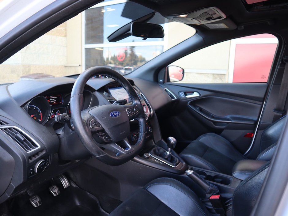 2016 Ford Focus RS IN WHITE EQUIPPED WITH A 350HP 2.3L TURBO I4 , AWD , 6SPD MANUAL , SPORT RIMS , HEATED RECARO BUCKET SEATS , SPORT EXHAUST ,-13