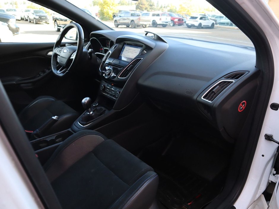 2016 Ford Focus RS IN WHITE EQUIPPED WITH A 350HP 2.3L TURBO I4 , AWD , 6SPD MANUAL , SPORT RIMS , HEATED RECARO BUCKET SEATS , SPORT EXHAUST ,-18