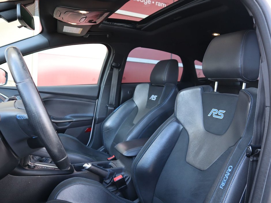 2016 Ford Focus RS IN WHITE EQUIPPED WITH A 350HP 2.3L TURBO I4 , AWD , 6SPD MANUAL , SPORT RIMS , HEATED RECARO BUCKET SEATS , SPORT EXHAUST ,-15