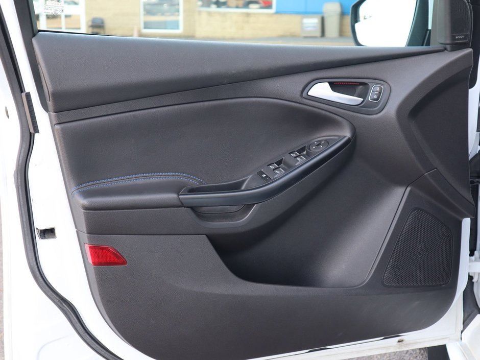 2016 Ford Focus RS IN WHITE EQUIPPED WITH A 350HP 2.3L TURBO I4 , AWD , 6SPD MANUAL , SPORT RIMS , HEATED RECARO BUCKET SEATS , SPORT EXHAUST ,-14