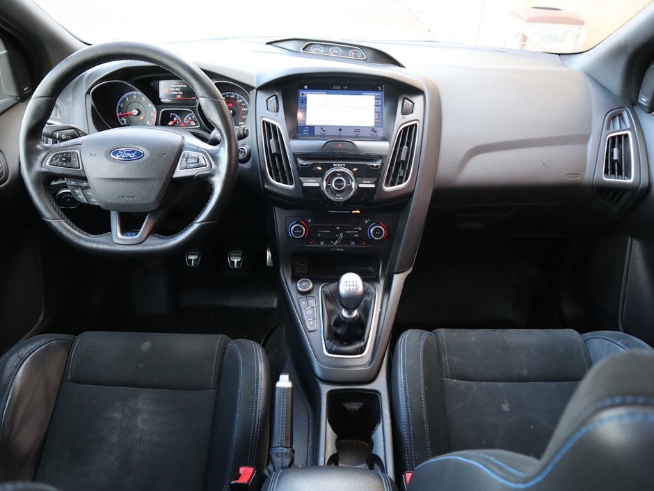 2016 Ford Focus RS IN WHITE EQUIPPED WITH A 350HP 2.3L TURBO I4 , AWD , 6SPD MANUAL , SPORT RIMS , HEATED RECARO BUCKET SEATS , SPORT EXHAUST ,-19