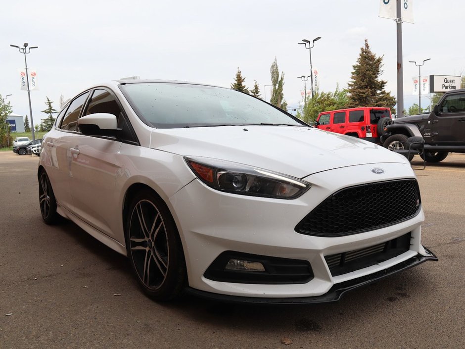 2018 Ford Focus ST IN OXFORD WHITE EQUIPPED WITH A 2.0L ECOBOOST I4 , FWD , 6SPD MANUAL , SUNROOF , AMBIENT LIGHTING , SONY PREMIUM AUDIO , HEAT-10