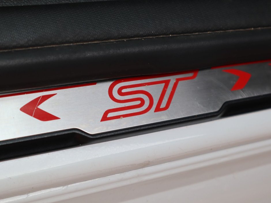 2018 Ford Focus ST IN OXFORD WHITE EQUIPPED WITH A 2.0L ECOBOOST I4 , FWD , 6SPD MANUAL , SUNROOF , AMBIENT LIGHTING , SONY PREMIUM AUDIO , HEAT-20