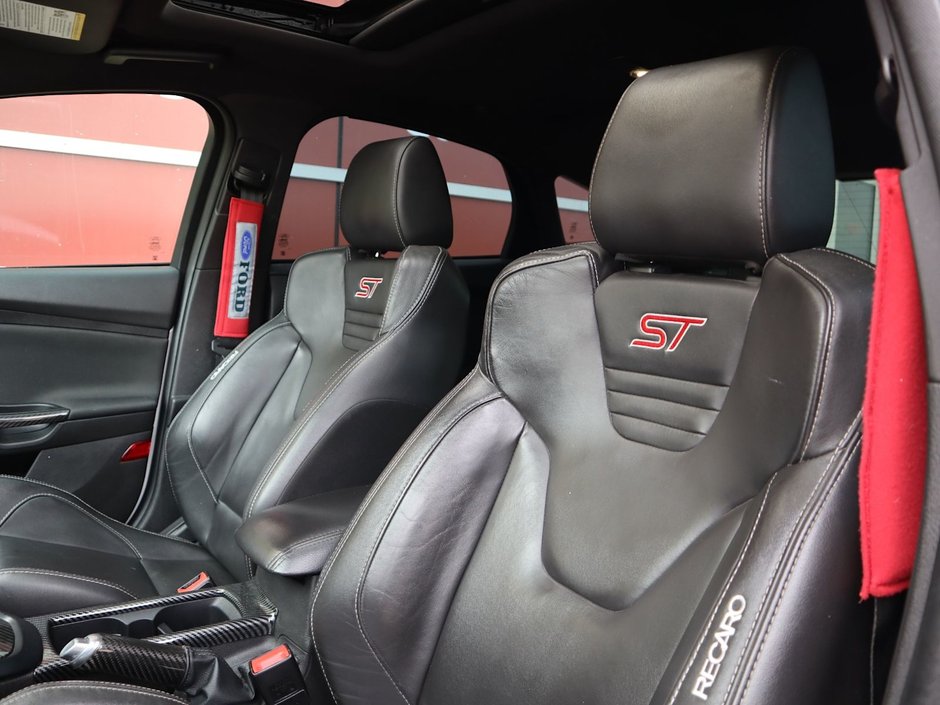 2018 Ford Focus ST IN OXFORD WHITE EQUIPPED WITH A 2.0L ECOBOOST I4 , FWD , 6SPD MANUAL , SUNROOF , AMBIENT LIGHTING , SONY PREMIUM AUDIO , HEAT-15