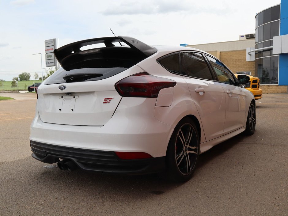 2018 Ford Focus ST IN OXFORD WHITE EQUIPPED WITH A 2.0L ECOBOOST I4 , FWD , 6SPD MANUAL , SUNROOF , AMBIENT LIGHTING , SONY PREMIUM AUDIO , HEAT-9