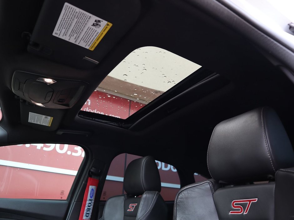 2018 Ford Focus ST IN OXFORD WHITE EQUIPPED WITH A 2.0L ECOBOOST I4 , FWD , 6SPD MANUAL , SUNROOF , AMBIENT LIGHTING , SONY PREMIUM AUDIO , HEAT-17