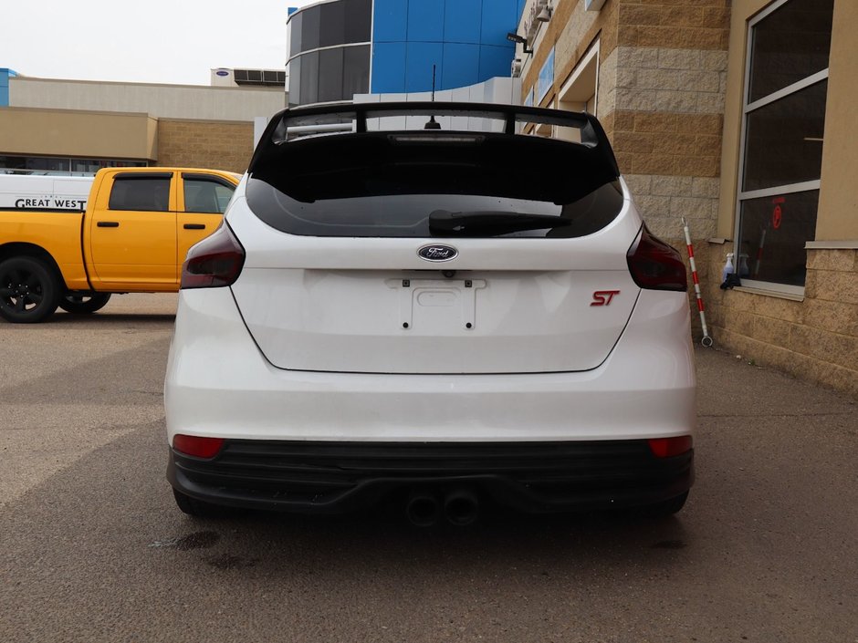 2018 Ford Focus ST IN OXFORD WHITE EQUIPPED WITH A 2.0L ECOBOOST I4 , FWD , 6SPD MANUAL , SUNROOF , AMBIENT LIGHTING , SONY PREMIUM AUDIO , HEAT-8