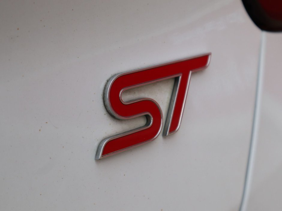 2018 Ford Focus ST IN OXFORD WHITE EQUIPPED WITH A 2.0L ECOBOOST I4 , FWD , 6SPD MANUAL , SUNROOF , AMBIENT LIGHTING , SONY PREMIUM AUDIO , HEAT-12