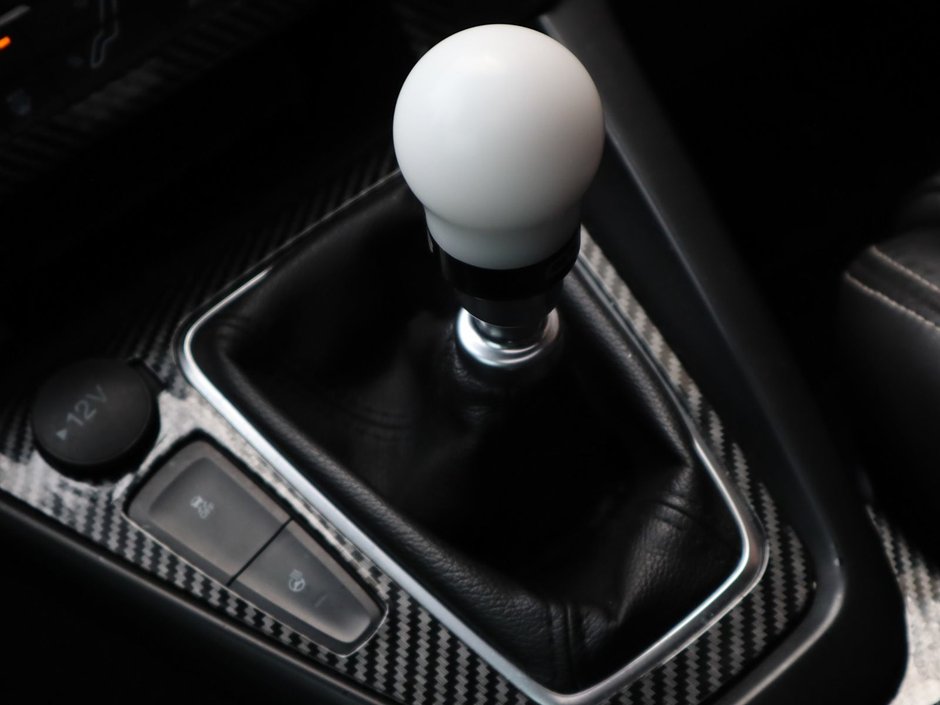 2018 Ford Focus ST IN OXFORD WHITE EQUIPPED WITH A 2.0L ECOBOOST I4 , FWD , 6SPD MANUAL , SUNROOF , AMBIENT LIGHTING , SONY PREMIUM AUDIO , HEAT-23