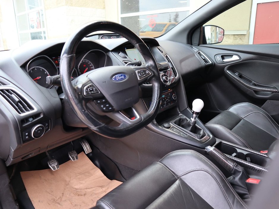 2018 Ford Focus ST IN OXFORD WHITE EQUIPPED WITH A 2.0L ECOBOOST I4 , FWD , 6SPD MANUAL , SUNROOF , AMBIENT LIGHTING , SONY PREMIUM AUDIO , HEAT-13