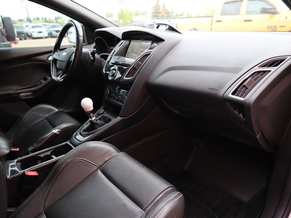 2018 Ford Focus ST IN OXFORD WHITE EQUIPPED WITH A 2.0L ECOBOOST I4 , FWD , 6SPD MANUAL , SUNROOF , AMBIENT LIGHTING , SONY PREMIUM AUDIO , HEAT-19