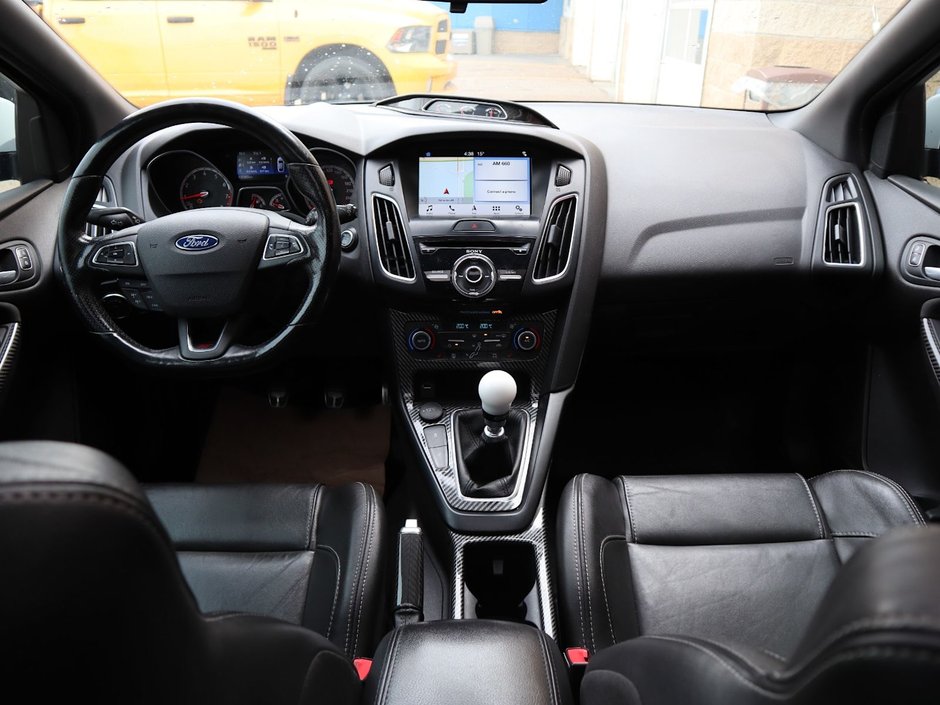 2018 Ford Focus ST IN OXFORD WHITE EQUIPPED WITH A 2.0L ECOBOOST I4 , FWD , 6SPD MANUAL , SUNROOF , AMBIENT LIGHTING , SONY PREMIUM AUDIO , HEAT-21