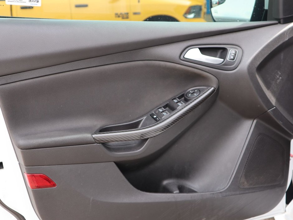 2018 Ford Focus ST IN OXFORD WHITE EQUIPPED WITH A 2.0L ECOBOOST I4 , FWD , 6SPD MANUAL , SUNROOF , AMBIENT LIGHTING , SONY PREMIUM AUDIO , HEAT-14