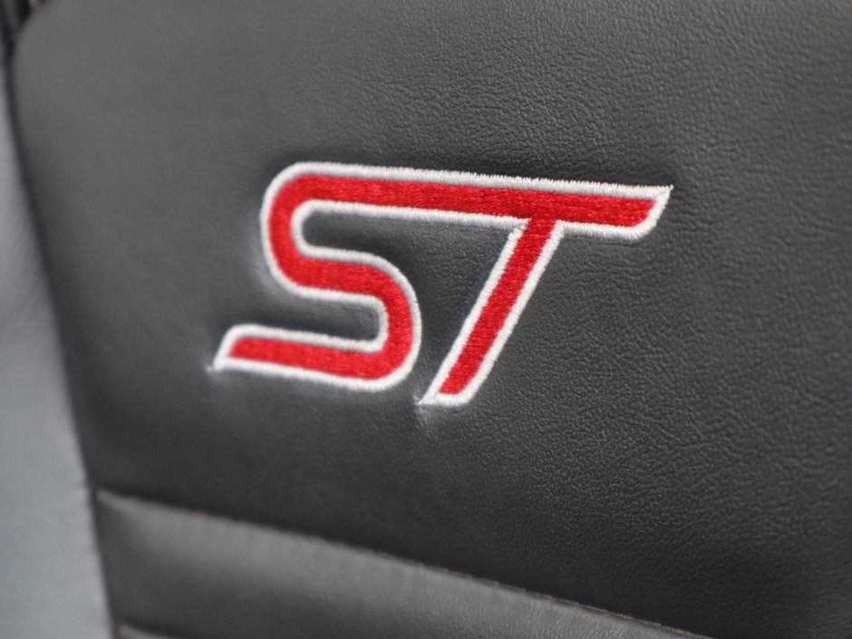 2018 Ford Focus ST IN OXFORD WHITE EQUIPPED WITH A 2.0L ECOBOOST I4 , FWD , 6SPD MANUAL , SUNROOF , AMBIENT LIGHTING , SONY PREMIUM AUDIO , HEAT-16