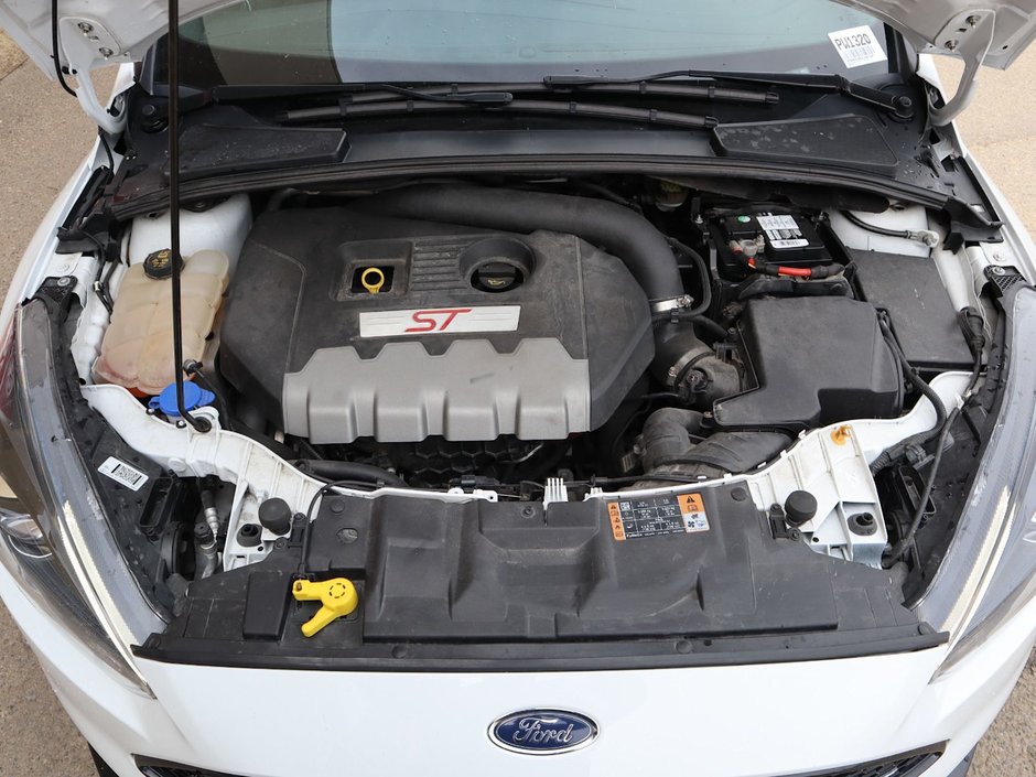 2018 Ford Focus ST IN OXFORD WHITE EQUIPPED WITH A 2.0L ECOBOOST I4 , FWD , 6SPD MANUAL , SUNROOF , AMBIENT LIGHTING , SONY PREMIUM AUDIO , HEAT-26