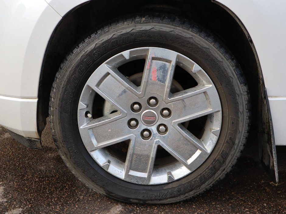 2016 GMC Acadia DENALI IN WHITE EQUIPPED WITH A 3.6L V6 , AWD , 6SPD AUTO , PREMIUM BOSE AUDIO , DUAL EXHAUST , SUNROOF , DUAL HEADREST DVD ENTE-4