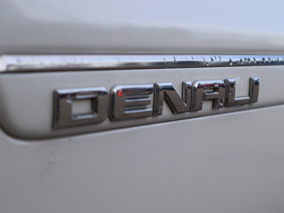 2016 GMC Acadia DENALI IN WHITE EQUIPPED WITH A 3.6L V6 , AWD , 6SPD AUTO , PREMIUM BOSE AUDIO , DUAL EXHAUST , SUNROOF , DUAL HEADREST DVD ENTE-11