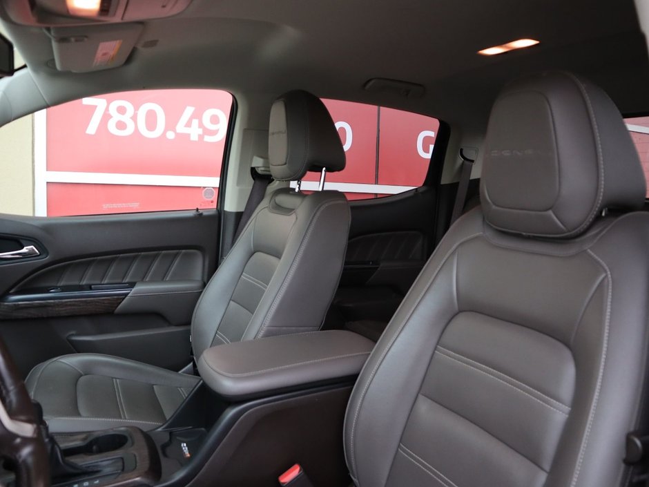 2022 GMC Canyon DENALI IN WHITE EQUIPPED WITH A 3.6L V6 , 4X4 , AUTO TRANSMISSION , LEATHER HEATED SEATS , BACKUP CAM , PREMIUM AUDIO , WOOD TRI-18