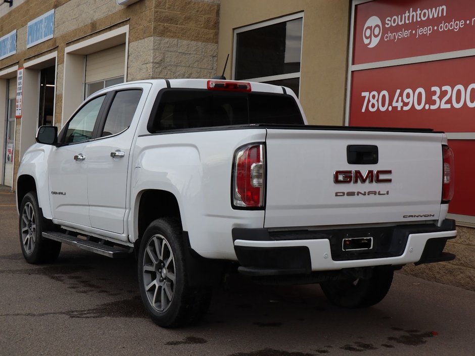 2022 GMC Canyon DENALI IN WHITE EQUIPPED WITH A 3.6L V6 , 4X4 , AUTO TRANSMISSION , LEATHER HEATED SEATS , BACKUP CAM , PREMIUM AUDIO , WOOD TRI-7