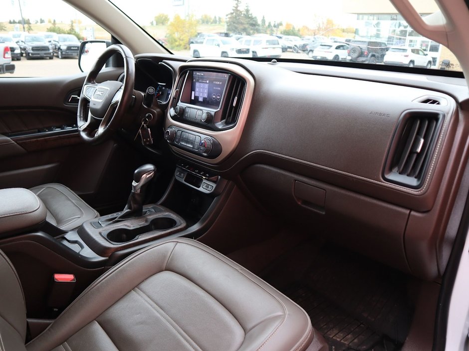 2022 GMC Canyon DENALI IN WHITE EQUIPPED WITH A 3.6L V6 , 4X4 , AUTO TRANSMISSION , LEATHER HEATED SEATS , BACKUP CAM , PREMIUM AUDIO , WOOD TRI-21