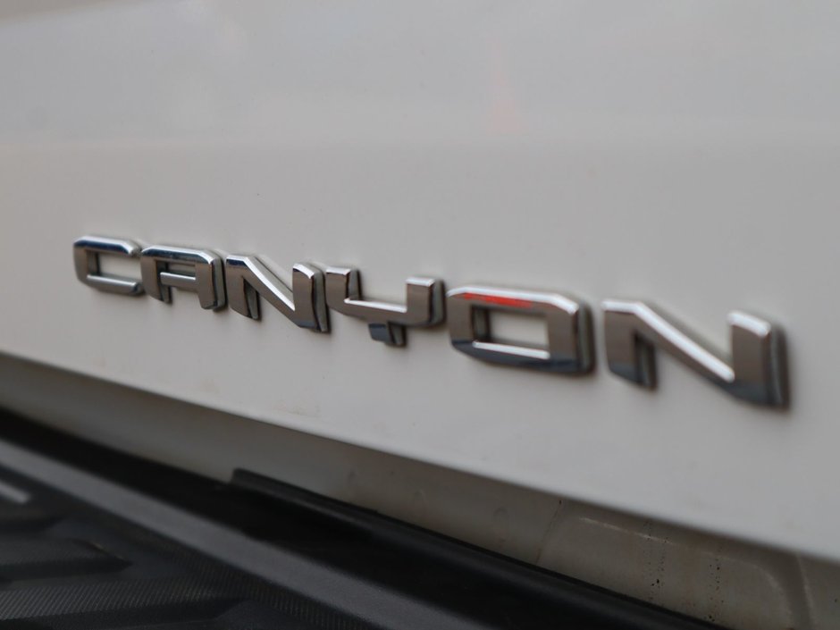 2022 GMC Canyon DENALI IN WHITE EQUIPPED WITH A 3.6L V6 , 4X4 , AUTO TRANSMISSION , LEATHER HEATED SEATS , BACKUP CAM , PREMIUM AUDIO , WOOD TRI-14