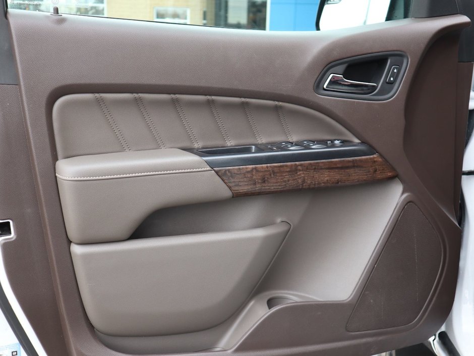 2022 GMC Canyon DENALI IN WHITE EQUIPPED WITH A 3.6L V6 , 4X4 , AUTO TRANSMISSION , LEATHER HEATED SEATS , BACKUP CAM , PREMIUM AUDIO , WOOD TRI-16