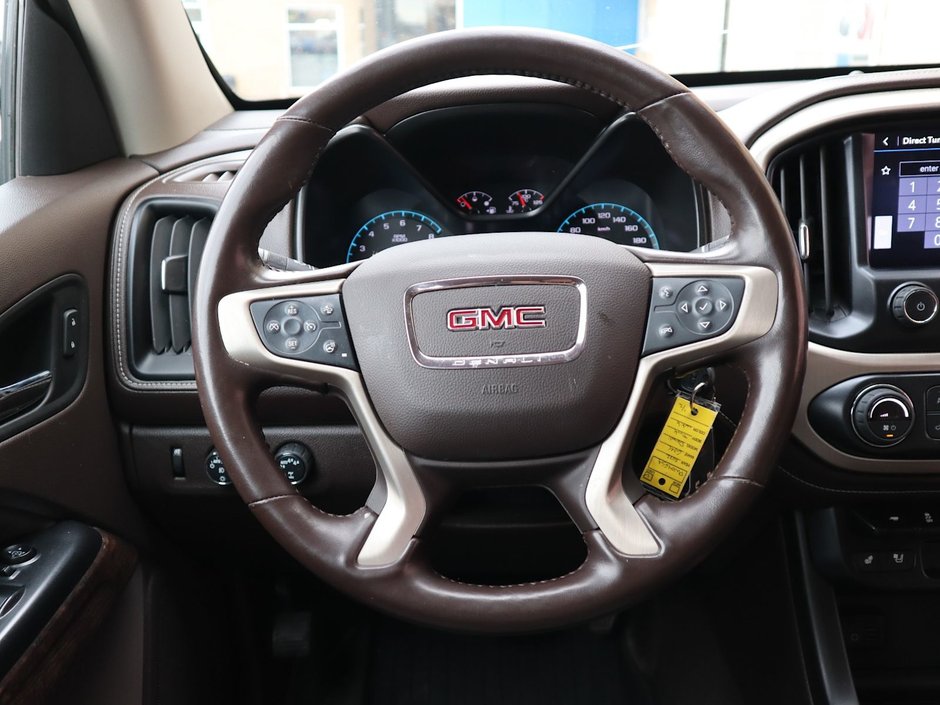 2022 GMC Canyon DENALI IN WHITE EQUIPPED WITH A 3.6L V6 , 4X4 , AUTO TRANSMISSION , LEATHER HEATED SEATS , BACKUP CAM , PREMIUM AUDIO , WOOD TRI-25